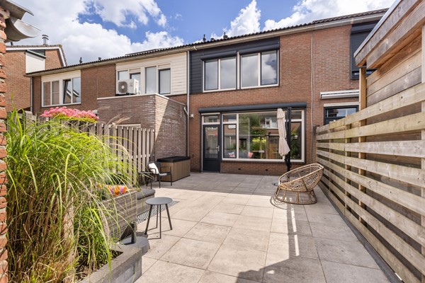 Foto - Verkocht onder voorbehoud: Instapklare tussenwoning op een rustige, autoluwe locatie!